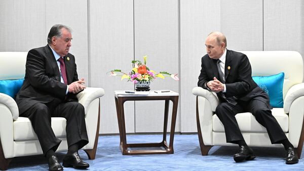Президент РФ Владимир Путин и президент Таджикистана Эмомали Рахмон (слева) во время встречи на полях саммита Шанхайской организации сотрудничества (ШОС) в Тяньцзине. - Sputnik Тоҷикистон
