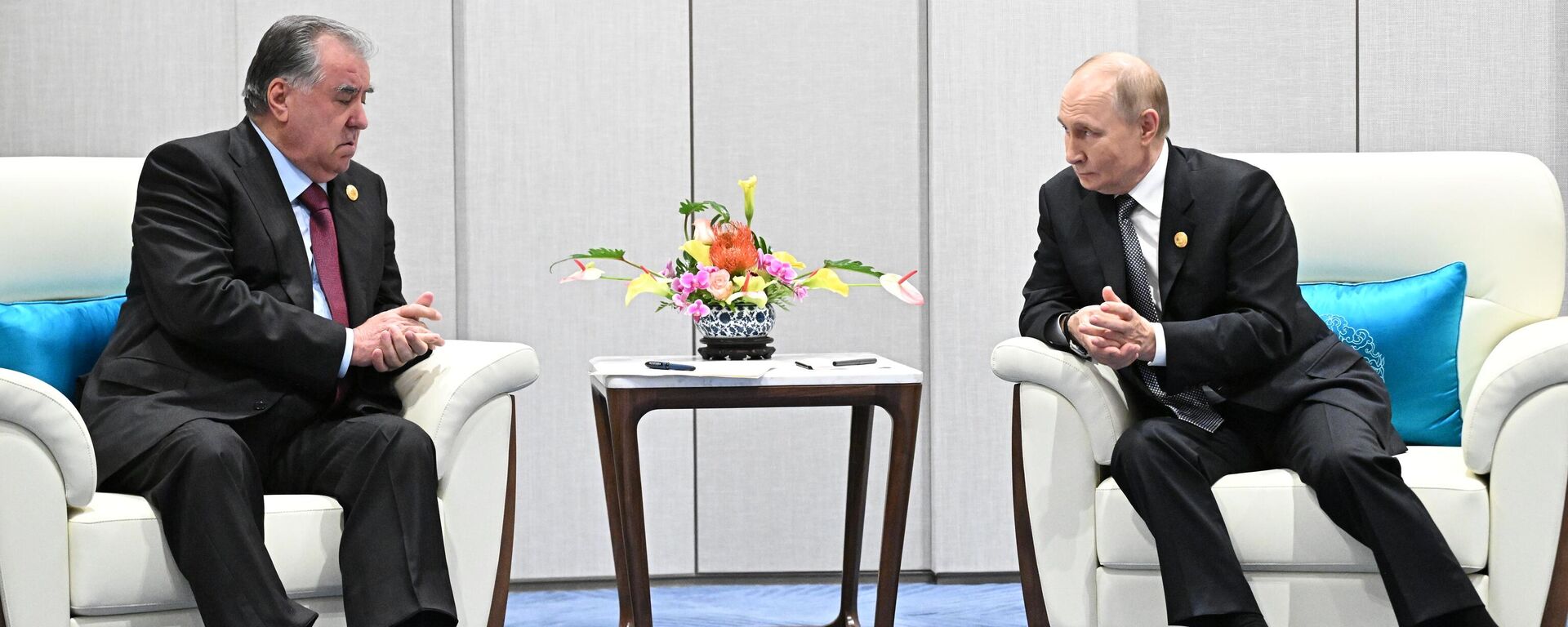 Президент РФ Владимир Путин и президент Таджикистана Эмомали Рахмон (слева) во время встречи на полях саммита Шанхайской организации сотрудничества (ШОС) в Тяньцзине. - Sputnik Таджикистан, 1920, 08.10.2025