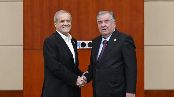 Эмомали Рахмон встретился с Президентом Исламской Республики Иран Масудом Пезешкианом. - Sputnik Таджикистан