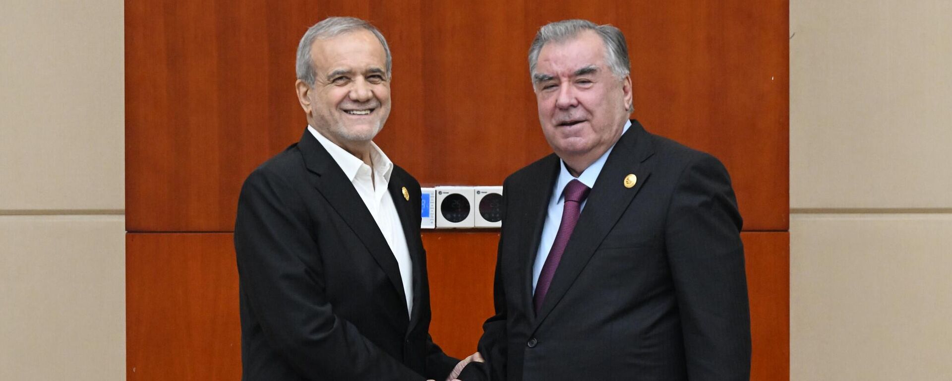 Эмомали Рахмон встретился с Президентом Исламской Республики Иран Масудом Пезешкианом. - Sputnik Таджикистан, 1920, 06.09.2025