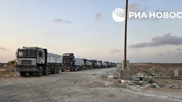 Дар сарҳади Исроил садҳо тонна кӯмаки башардӯстона аз тамоми ҷаҳон ҷамъ шудааст: 600 мошини боркаш барои рафтан ба Ғазза омодаанд, ки дар он ҷо СММ ҳолати гуруснагии фалокатборро сабт кардааст - Sputnik Тоҷикистон
