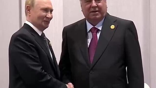 Видео пурраи мулоқоти Путину Раҳмон дар ҳошияи нишасти СҲШ дар Тянҷин - Sputnik Тоҷикистон