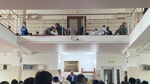 В мечети Новосибирска гражданам Таджикистана напомнили об угрозах, связанных с вербовкой в радикальные, подозрительные и криминальные группировки - Sputnik Таджикистан