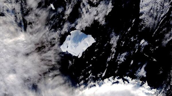 Крупнейший в мире айсберг А23а раскололся на части, сообщили в Арктическом и антарктическом НИИ - Sputnik Таджикистан