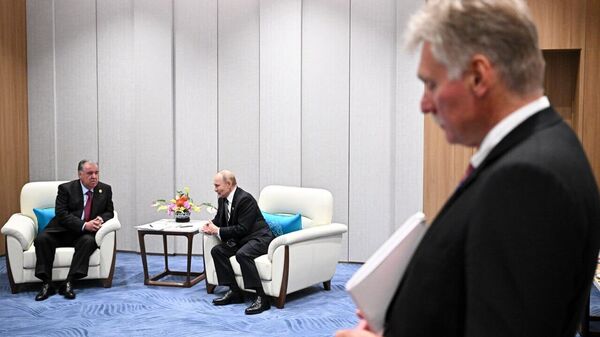 Владимир Путин и Эмомали Рахмон провели короткую беседу на полях саммита ШОС в Китае - Sputnik Таджикистан