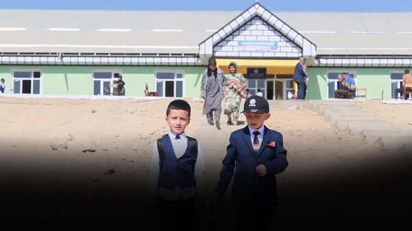 Тантанаи рӯзи - Дониш дар мактабе, ки баъди солҳо бо саҳми муҳоҷирон сохта шуд  - Sputnik Тоҷикистон