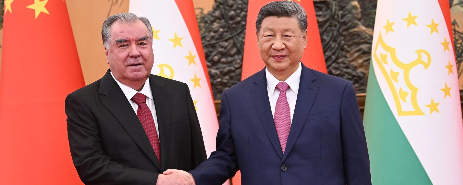 Встреча президента республики Таджикистан Эмомали Рахмона с председателем Китайской Народной Республики Си Цзиньпином. - Sputnik Тоҷикистон, 1920, 02.09.2025