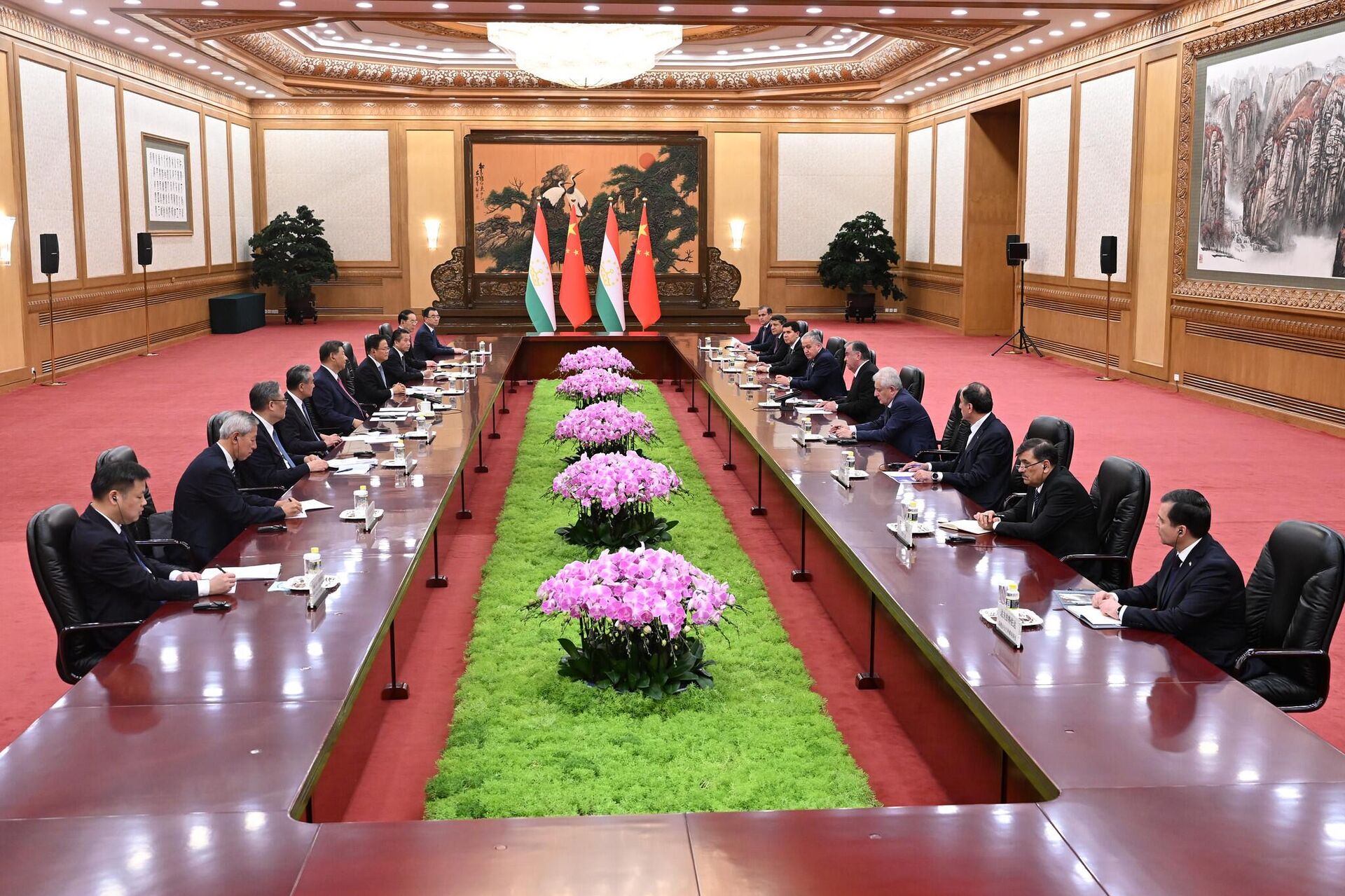 Встреча президента республики Таджикистан Эмомали Рахмона с председателем Китайской Народной Республики Си Цзиньпином. - Sputnik Тоҷикистон, 1920, 02.09.2025