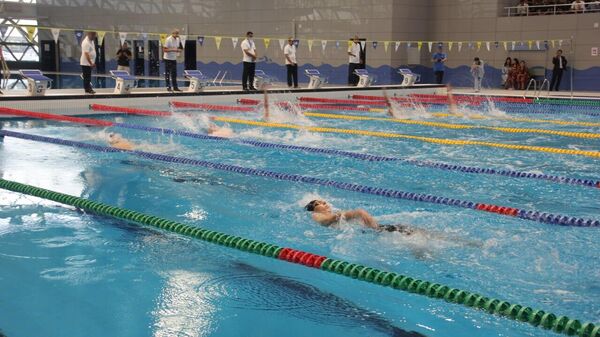 Дар Қасри теннис ва маҷмааи варзиши обии шаҳри Душанбе Мусобиқаи байналмилалӣ оид ба шиноварӣ оғоз гардид - Sputnik Тоҷикистон