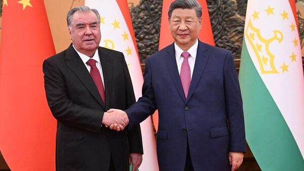 Эмомалӣ Раҳмон дар дидор бо Си Ҷинпин ҳамкории дуҷонибаву бисёрҷонибаи Тоҷикистону Чинро баррасӣ кард - Sputnik Тоҷикистон