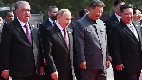 Эмомали Рахмон в Пекине принял участие в торжественном мероприятии, посвященном 80-й годовщине победы китайского народа в Войне с японским милитаризмом и Мировой антифашистской войне.  - Sputnik Тоҷикистон