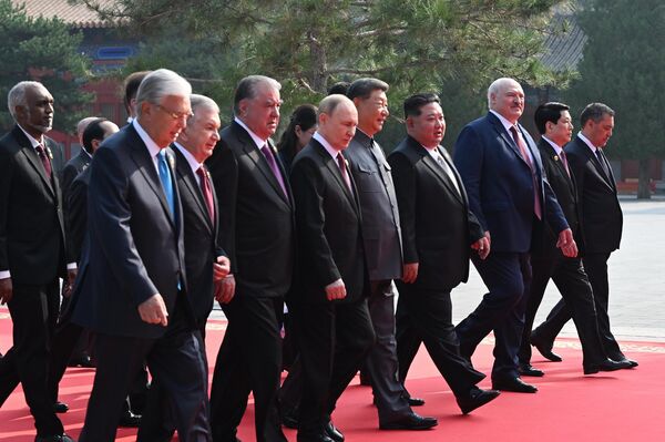 Эмомали Рахмон в Пекине принял участие в торжественном мероприятии, посвященном 80-й годовщине победы китайского народа в Войне с японским милитаризмом и Мировой антифашистской войне. - Sputnik Тоҷикистон