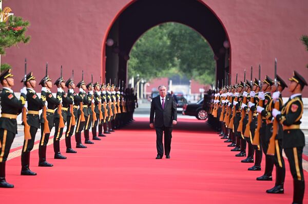 Президент Таджикистана Эмомали Рахмон в Пекине вместе с председателем Китайской Народной Республики Си Цзиньпином и другими лидерами государств на площади Тяньаньмэнь принял участие в параде. - Sputnik Таджикистан