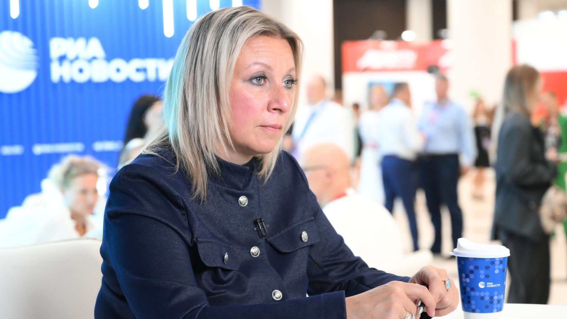 Официальный представитель Министерства иностранных дел России Мария Захарова на стенде РИА Новости на Восточном экономическом форуме. Официальный представитель Министерства иностранных дел России Мария Захарова на стенде РИА Новости на Восточном экономическом форуме. - Sputnik Тоҷикистон, 1920, 03.09.2025