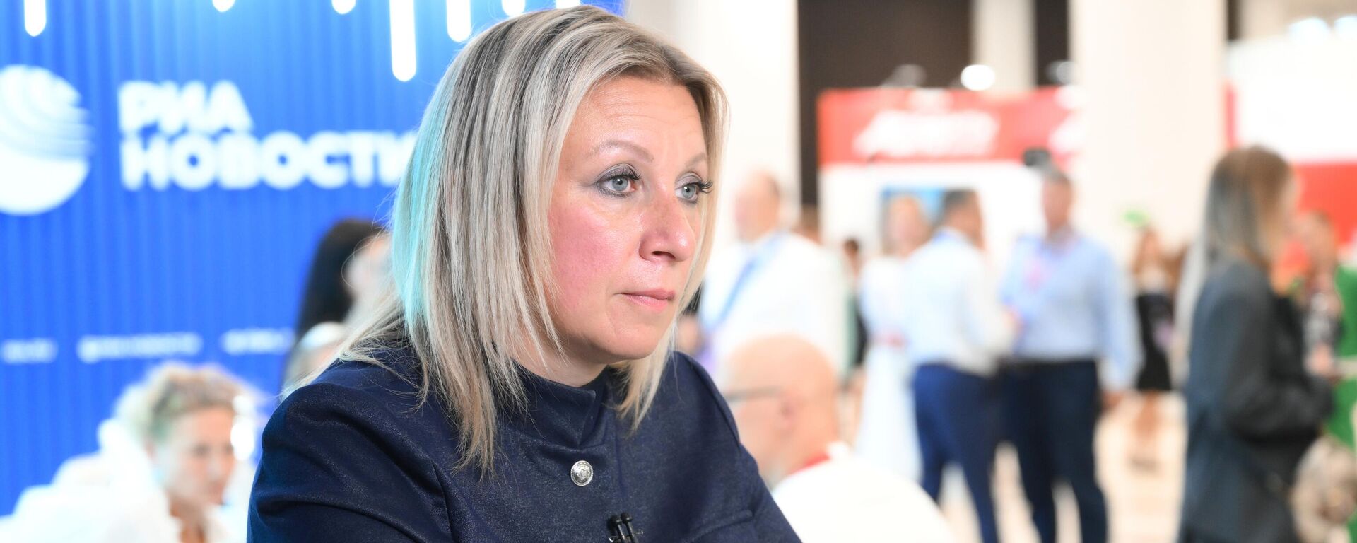 Официальный представитель Министерства иностранных дел России Мария Захарова на стенде РИА Новости на Восточном экономическом форуме.  - Sputnik Тоҷикистон, 1920, 03.09.2025