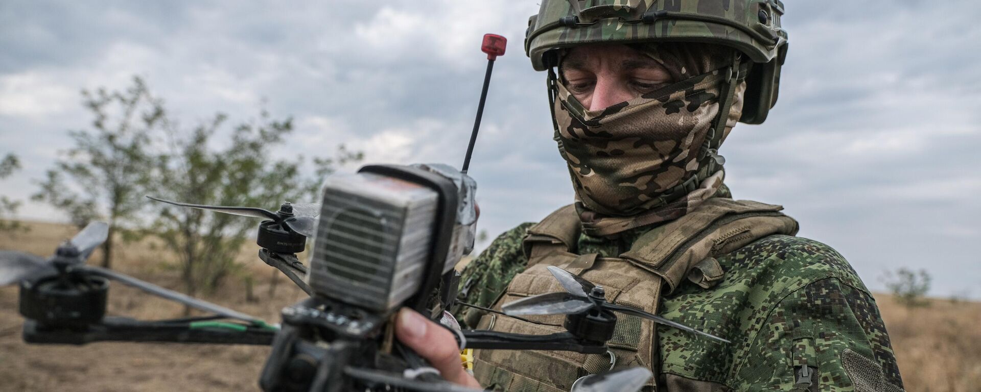 Военнослужащий штурмовых подразделений 71 полка российской группировки войск Днепр подготавливает FPV дрон к боевому вылету - Sputnik Таджикистан, 1920, 21.10.2025