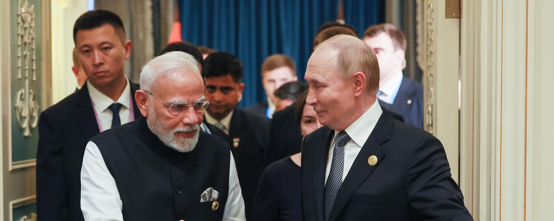 Президент РФ Владимир Путин и премьер-министр Индии Нарендра Моди во время встречи на полях саммита Шанхайской организации сотрудничества (ШОС) в Тяньцзине. - Sputnik Таджикистан, 1920, 04.09.2025