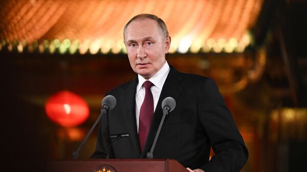 Президент РФ Владимир Путин во время подхода к представителям СМИ в резиденции Дяоюйтай в Пекине. - Sputnik Тоҷикистон