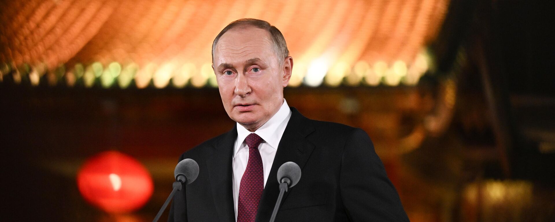 Президент РФ Владимир Путин во время подхода к представителям СМИ в резиденции Дяоюйтай в Пекине. - Sputnik Таджикистан, 1920, 03.09.2025