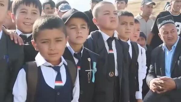 Новая школа, строительство которой частично профинансировали трудовые мигранты, открылась в кишлаке Далёни Боло района Деваштич - Sputnik Таджикистан