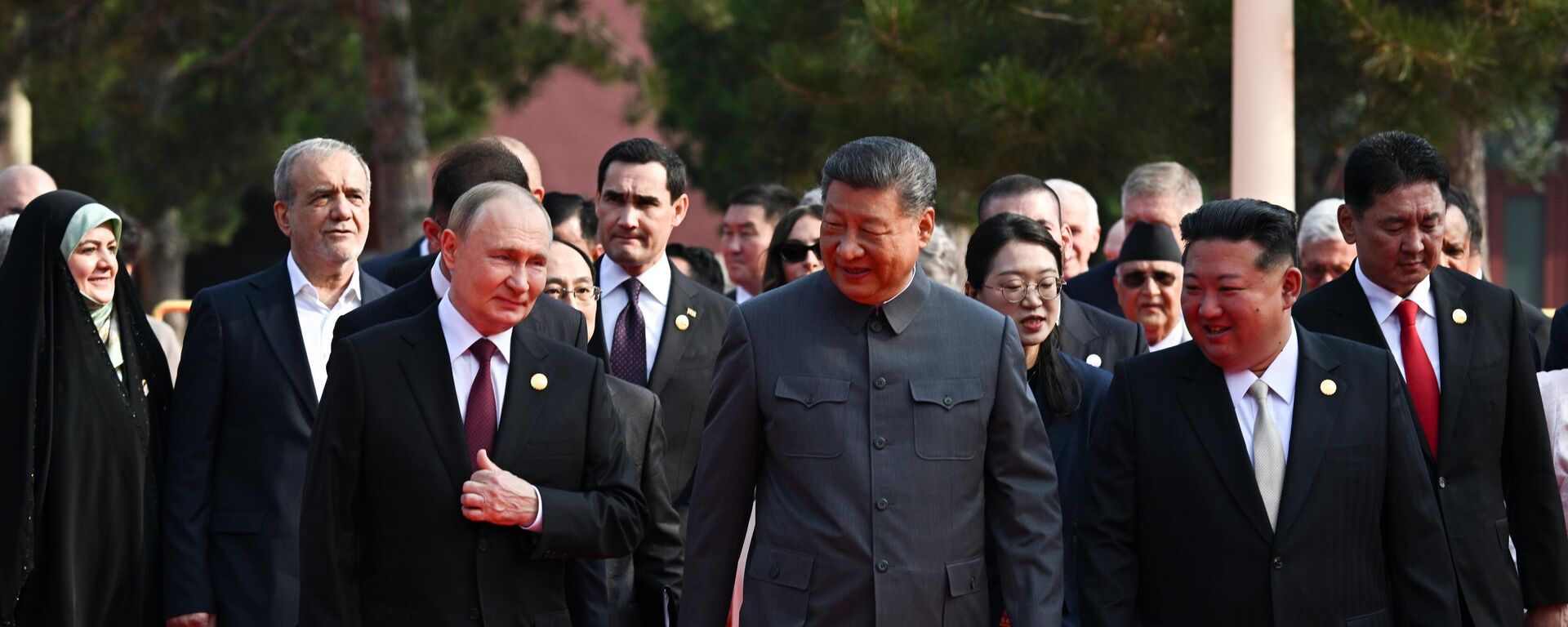 Президент РФ Владимир Путин, председатель КНР Си Цзиньпин и председатель государственных дел КНДР Ким Чен Ын после совместного фотографирования глав иностранных делегаций, приглашенных на торжественные мероприятия по случаю 80-й годовщины Победы китайского народа в войне сопротивления Японии и окончания Второй мировой войны - Sputnik Таджикистан, 1920, 05.09.2025