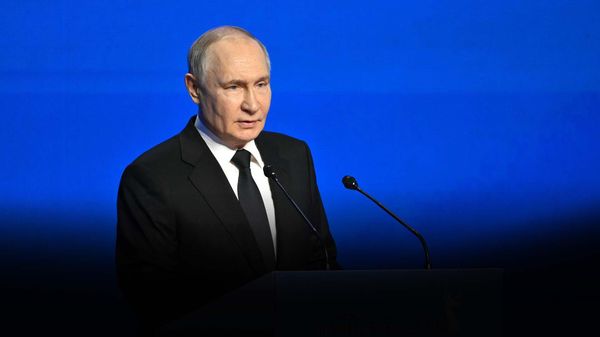 Владимир Путин принимает участие в пленарном заседании ВЭФ-2025  - Sputnik Таджикистан