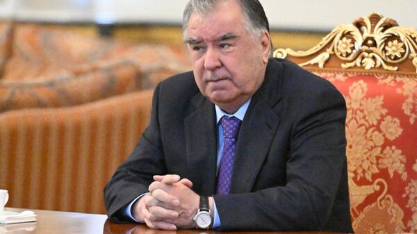 Президенти Тоҷикистон Эмомалӣ Раҳмон бо роҳбарони як қатор вазорату идораҳо машварати корӣ баргузор кард - Sputnik Тоҷикистон