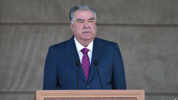 Эмомали Рахмон принял участие в военном параде в честь 30-летия создания Национальной гвардии Республики Таджикистан. - Sputnik Таджикистан