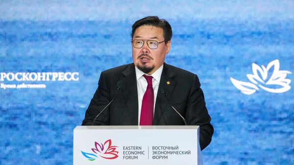  Премьер-министра Монголии Гомбожавын Занданшатар на пленарной сессии Восточного экономического форума. - Sputnik Тоҷикистон