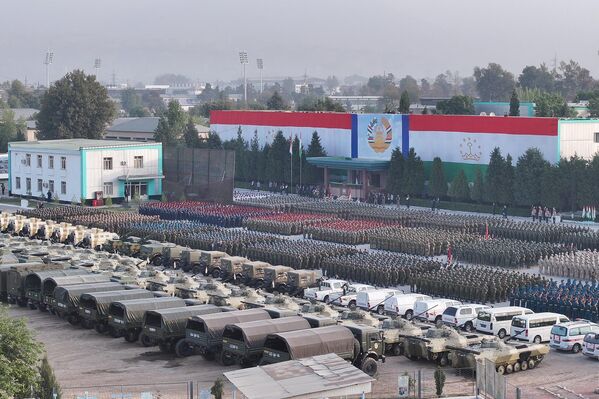 Полет истребителей над местом проведения мероприятия, виртуозное выполнение пилотами различных маневров и рев двигателей самолетов в небе придали военному параду особую торжественность. - Sputnik Таджикистан