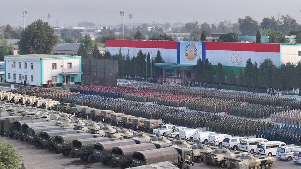 Военный парад в честь 30-летия создания Национальной гвардии Республики Таджикистан. - Sputnik Таджикистан