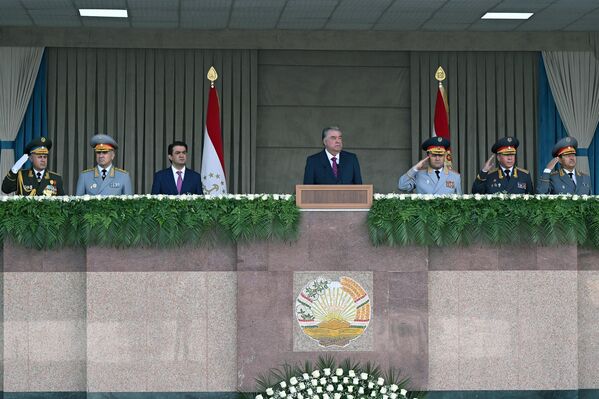 Командующий гвардией генерал-полковник гвардии Бободжон Джамолзода доложил верховному главнокомандующему Вооруженными Силами Таджикистана генералу армии Эмомали Рахмону о готовности личного состава Душанбинского военного гарнизона к военному переходу. - Sputnik Таджикистан