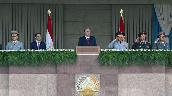 Эмомали Рахмон принял участие в военном параде в честь 30-летия создания Национальной гвардии Республики Таджикистан. - Sputnik Таджикистан