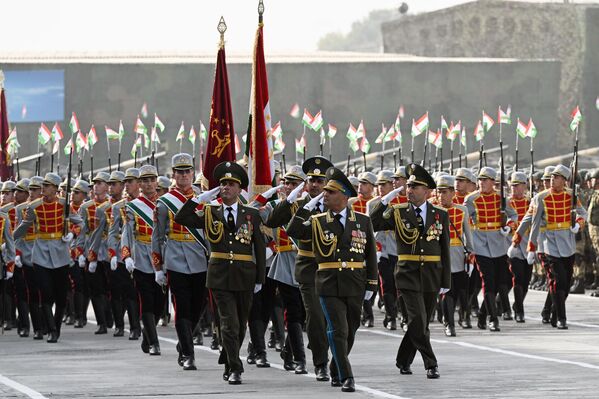 В военном параде приняли участие 5 тыс. военнослужащих Вооруженных сил, сил безопасности, сотрудников правоохранительных органов, женщин и девушек Национальной армии, защитников правопорядка. - Sputnik Таджикистан