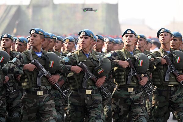 Национальная гвардия Таджикистана была создана в январе 1995 года на базе скорострельной бригады Президентской гвардии. - Sputnik Таджикистан