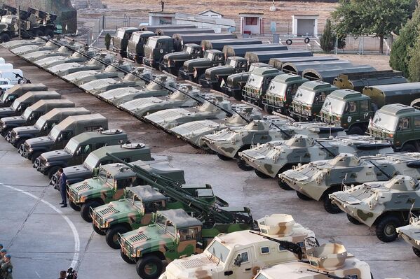 Помимо личного состава на территории находилось большое количество различной бронетехники, а также разных видов военных и служебных автомобилей. - Sputnik Таджикистан