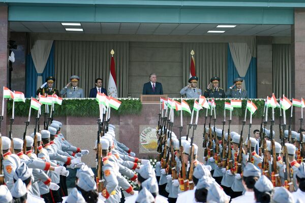 Президент отметил, что с первых дней создания личный состав Национальной гвардии наряду с другими военными структурами и правоохранительными органами страны прошел очень сложный и трудный, но почетный путь, мужеством, молодостью и преданностью служа государству, Родине и народу Таджикистана. - Sputnik Таджикистан