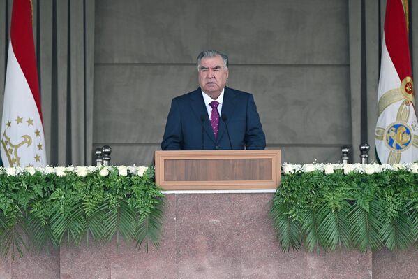 &quot;Национальная гвардия, созданная нами как символ новой национальной государственности и с учетом знаков прошлой истории таджикского народа, стала мощной военной структурой специального назначения, которая, в свою очередь, является одним из важных факторов защиты независимости и свободы, территориальной целостности страны, безопасности государства и общества&quot;, - заявил Рахмон. - Sputnik Таджикистан