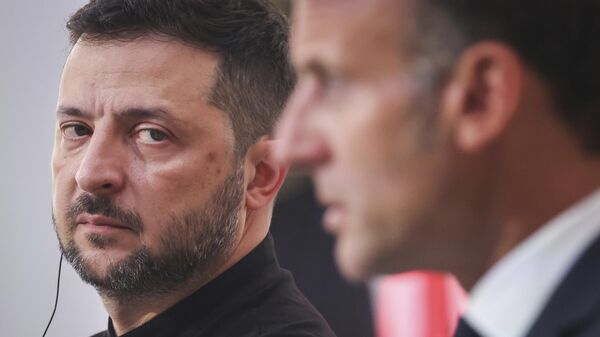 Президент Франции Эммануэль Макрон выступает после саммита по Украине в Елисейском дворце в Париже, Франция, в четверг, 4 сентября 2025 года. - Sputnik Таджикистан