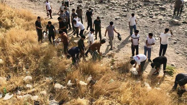 Дар кӯчаҳои Соҳилӣ, Чорбоғ, Нуриддин Ҳувайдуллоев, Дӯстии халқҳо, Нисор Муҳаммадӣ ва ҳамчунин дар маҳаллаи Гипроземи пойтахт маъракаи ободонию тозагии Саҳми ман дар шаҳри ман баргузор гардид - Sputnik Тоҷикистон