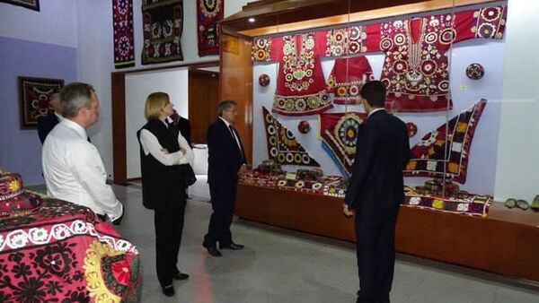 Зампремьер-министра Беларуси Наталья Петкевич совместно с послом РБ в Таджикистане Виктором Денисенко в ходе рабочего визита ознакомились с древней историей и культурой таджиков, сообщили в Национальном музее РТ - Sputnik Таджикистан