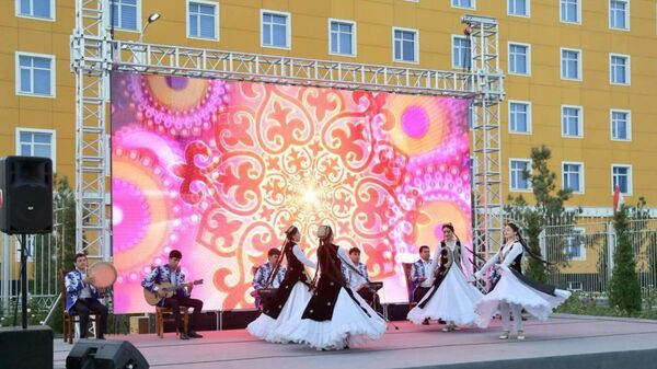 В районах Душанбе торжественно отпраздновали 34-ю годовщину государственной независимости Таджикистана, сообщили в мэрии столицы - Sputnik Таджикистан