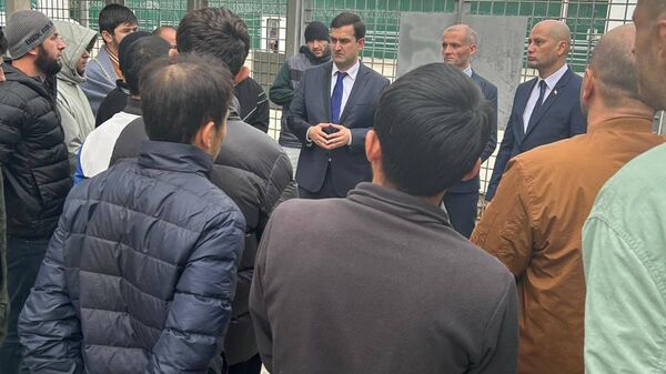 Сотрудники Консульской службы Посольства Таджикистана посетили Центр временного содержания иностранных граждан Сахарово в Москве - Sputnik Таджикистан