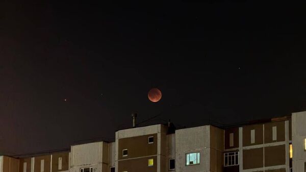 Удивительно красивые кадры Кровавой Луны в Таджикистане - Sputnik Таджикистан
