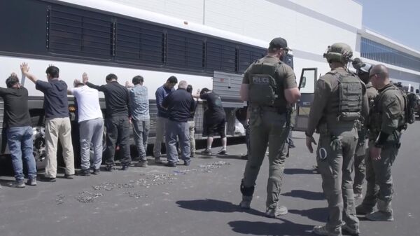 Иммиграционный рейд на заводе электромобилей Hyundai Motor Group 4 сентября 2025 года, в Эллабелле, штат Джорджия. - Sputnik Таджикистан