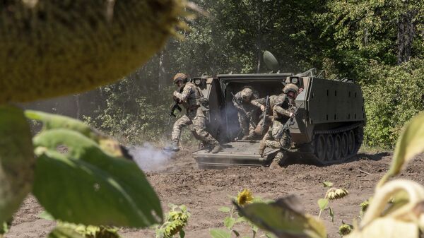 Украинские военнослужащие на полигоне в Харьковской области, 29 августа 2024 г. - Sputnik Тоҷикистон