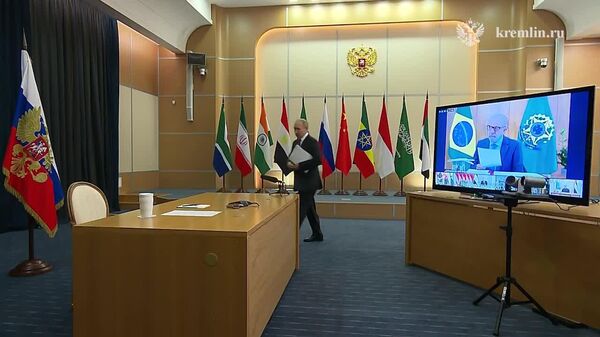 Кремль опубликовал кадры участия Путина во внеочередном онлайн-саммите БРИКС - Sputnik Таджикистан