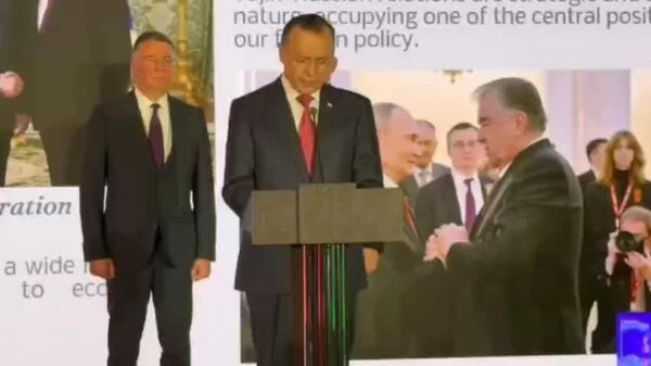 Россия остается ведущим торговым партнером Таджикистана, заявил Давлатшох Гулмахмадзода на торжественном вечере - Sputnik Таджикистан