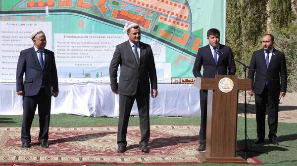 Вручение земельных участков под строительство жилых домов учителям и врачам в Хороге - Sputnik Тоҷикистон