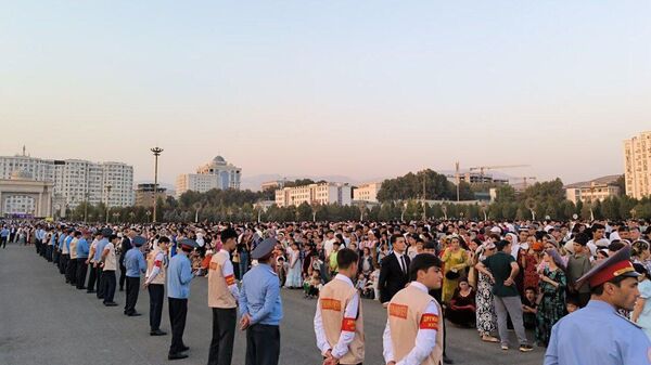 Ҳолу ҳавои майдони Истиқлол дар Душанбе, ки чанд лаҳза пас дар он чорабиниҳои ҷашнӣ бахшида ба 34-умин солгарди истиқлоли Тоҷикистон оғоз мегардад - Sputnik Тоҷикистон